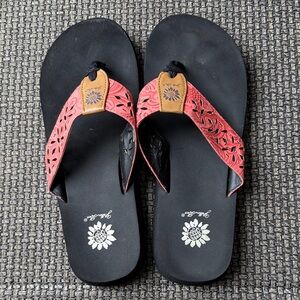 Yellow Box Size 10 Black and Coral Flip Floos